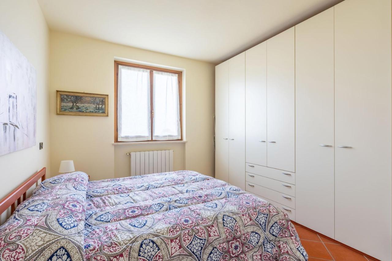 Pool - Marge Apartment - By Host4U Padenghe sul Garda Bagian luar foto