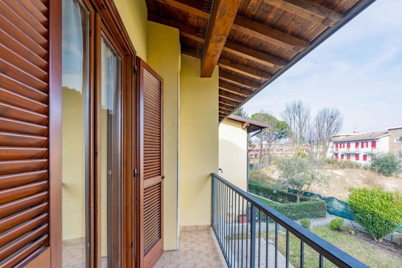 Pool - Marge Apartment - By Host4U Padenghe sul Garda Bagian luar foto