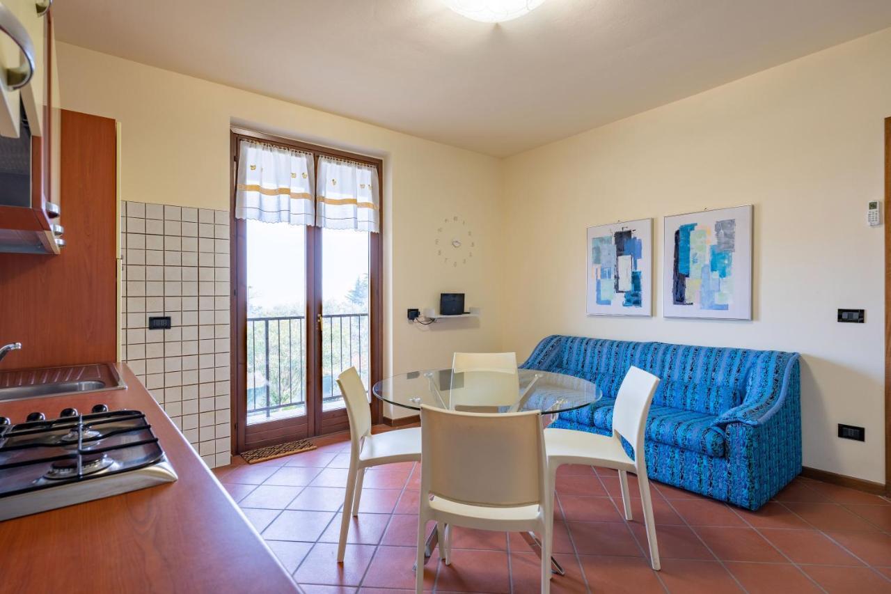 Pool - Marge Apartment - By Host4U Padenghe sul Garda Bagian luar foto