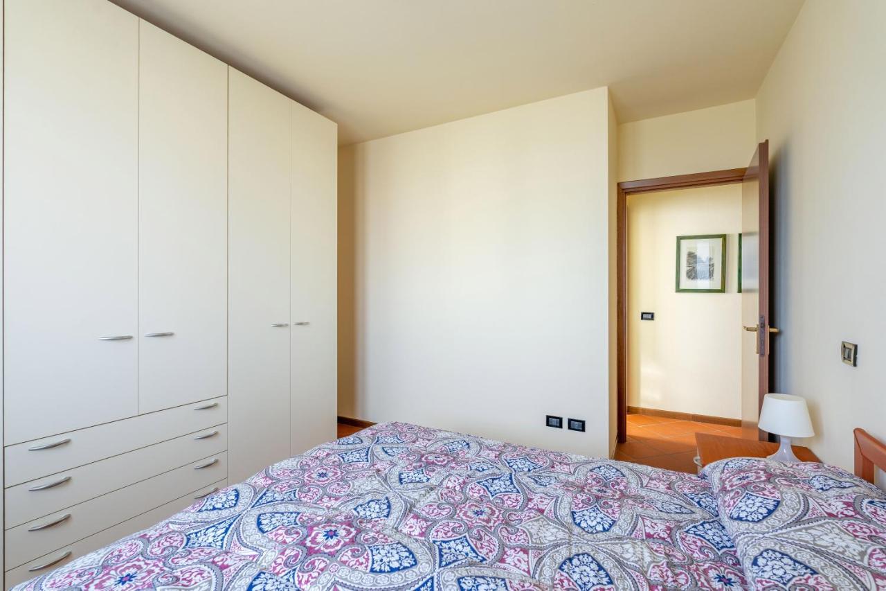 Pool - Marge Apartment - By Host4U Padenghe sul Garda Bagian luar foto