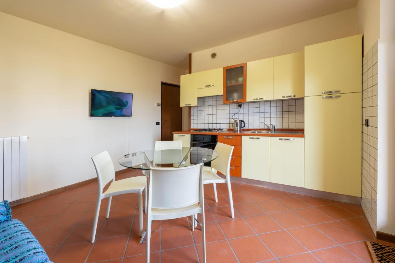 Pool - Marge Apartment - By Host4U Padenghe sul Garda Bagian luar foto