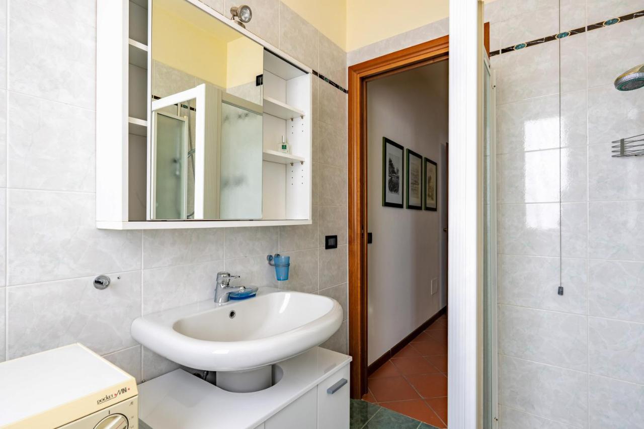 Pool - Marge Apartment - By Host4U Padenghe sul Garda Bagian luar foto